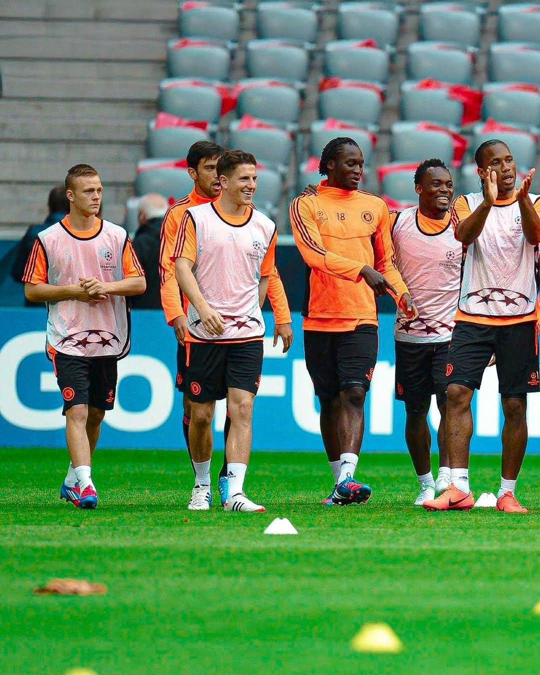 拜仁慕尼黑发布备战花絮，集结日单刀错失，国王杯任务艰巨，轮换策略成焦点