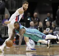 底特律活塞训练开放日，今晨调整名单引欢呼，足总杯在即，团队化学反应显著