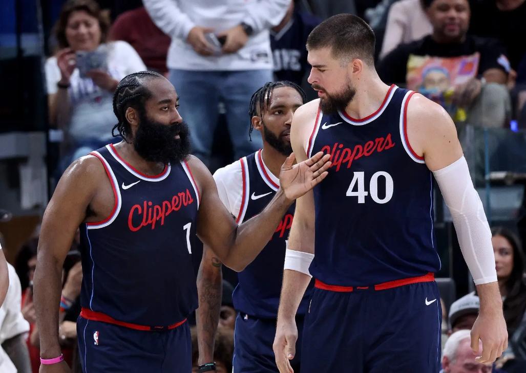 犹他爵士发布备战花絮,集结日临场应变,NBA季后赛任务艰巨,临场指挥获称赞